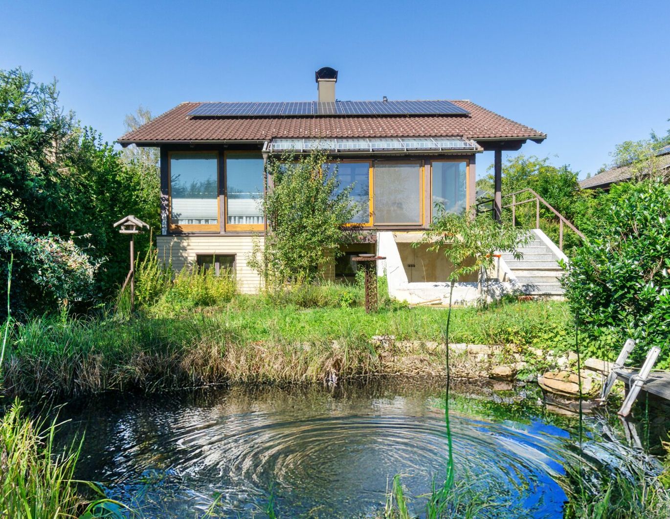 Sonnig wohnen, naturverbunden leben: Traumgarten, Schwimmteich, PV-Anlage