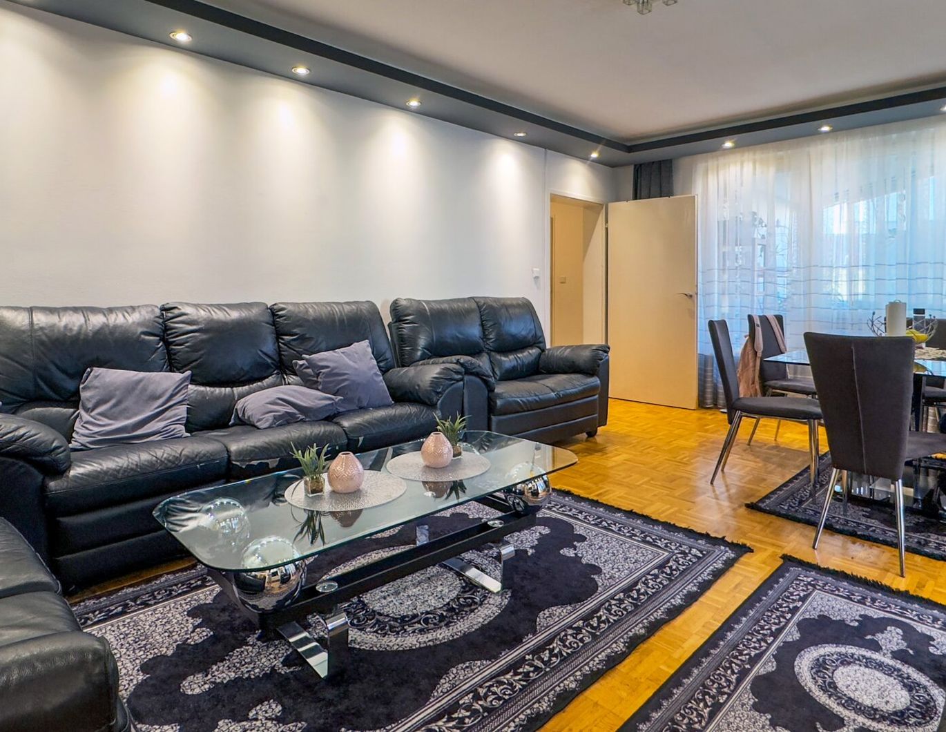 3-Zimmer-Wohnung mit zwei zusätzlichen Zimmern am Quellenplatz - moderne Ausstattung, U-Bahn-Nähe