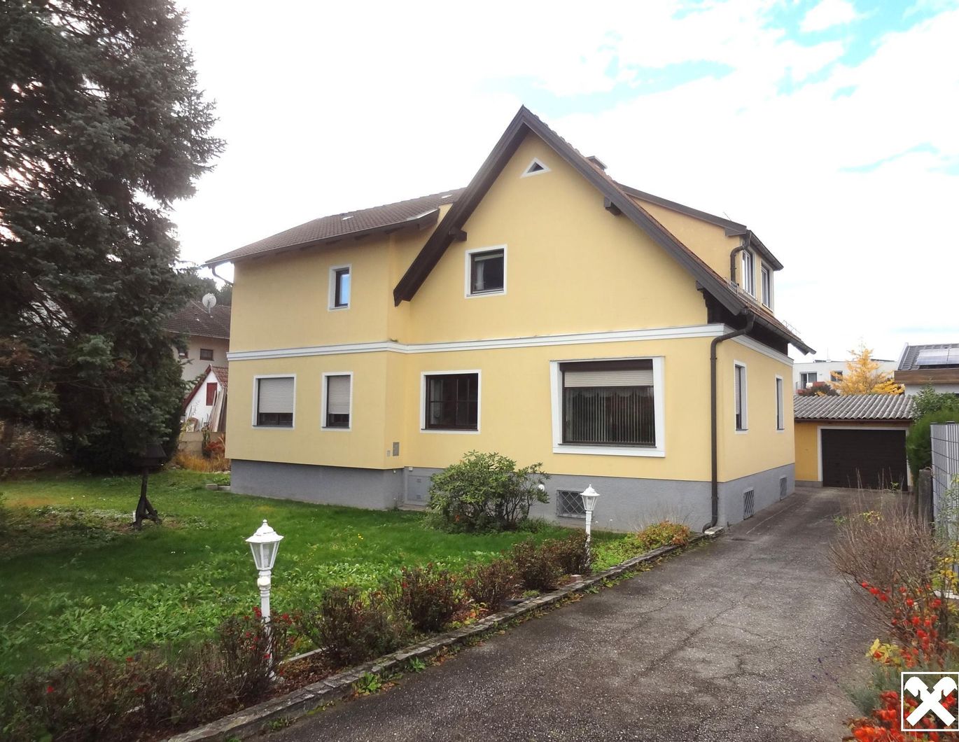 GEDIEGENES HAUS MIT ZWEI WOHNEINHEITEN UND GROSSEM GARTEN!