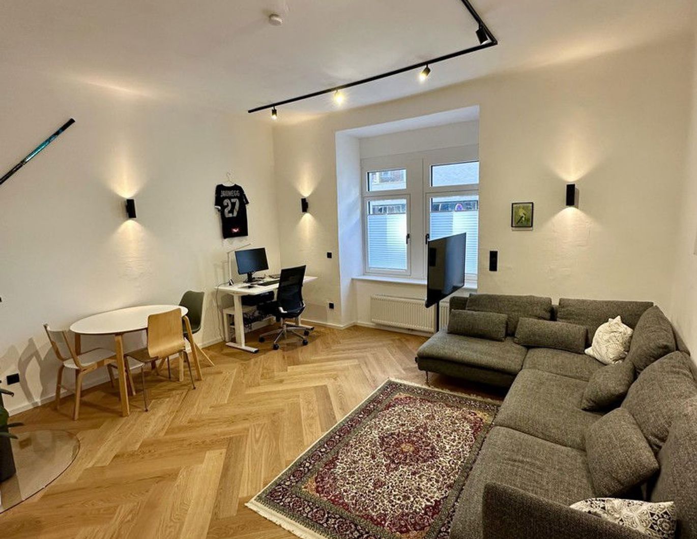 Provisionsfrei: Exklusive 2-Zimmer-Altbauwohnung mit Balkon & Design-Sanierung