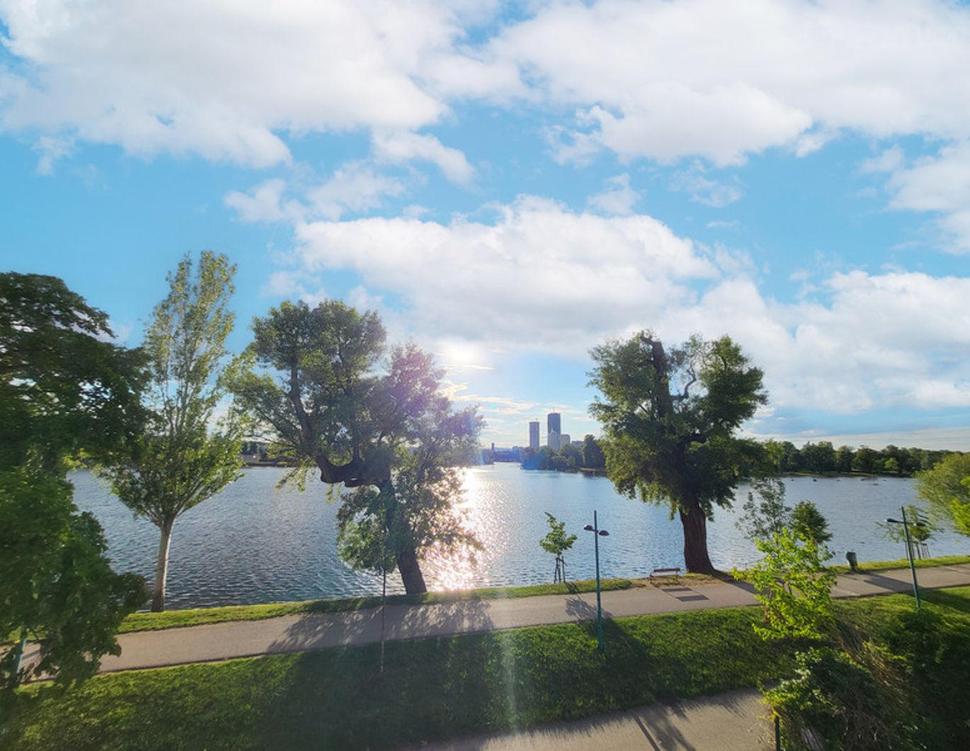 Absolute Bestlage. Exklusives Einzelhaus samt wundervollem Garten direkt an der unteren Alten Donau