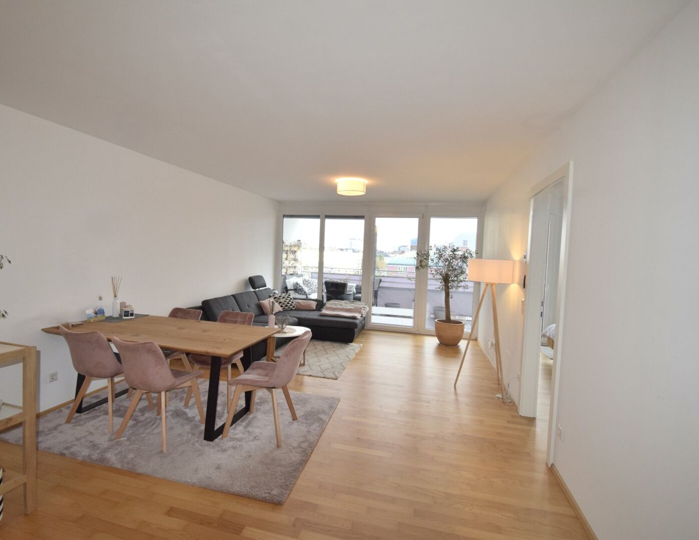 TOLLE 2-Zimmerwohnung mit großer LOGGIA im Zentrum von Linz