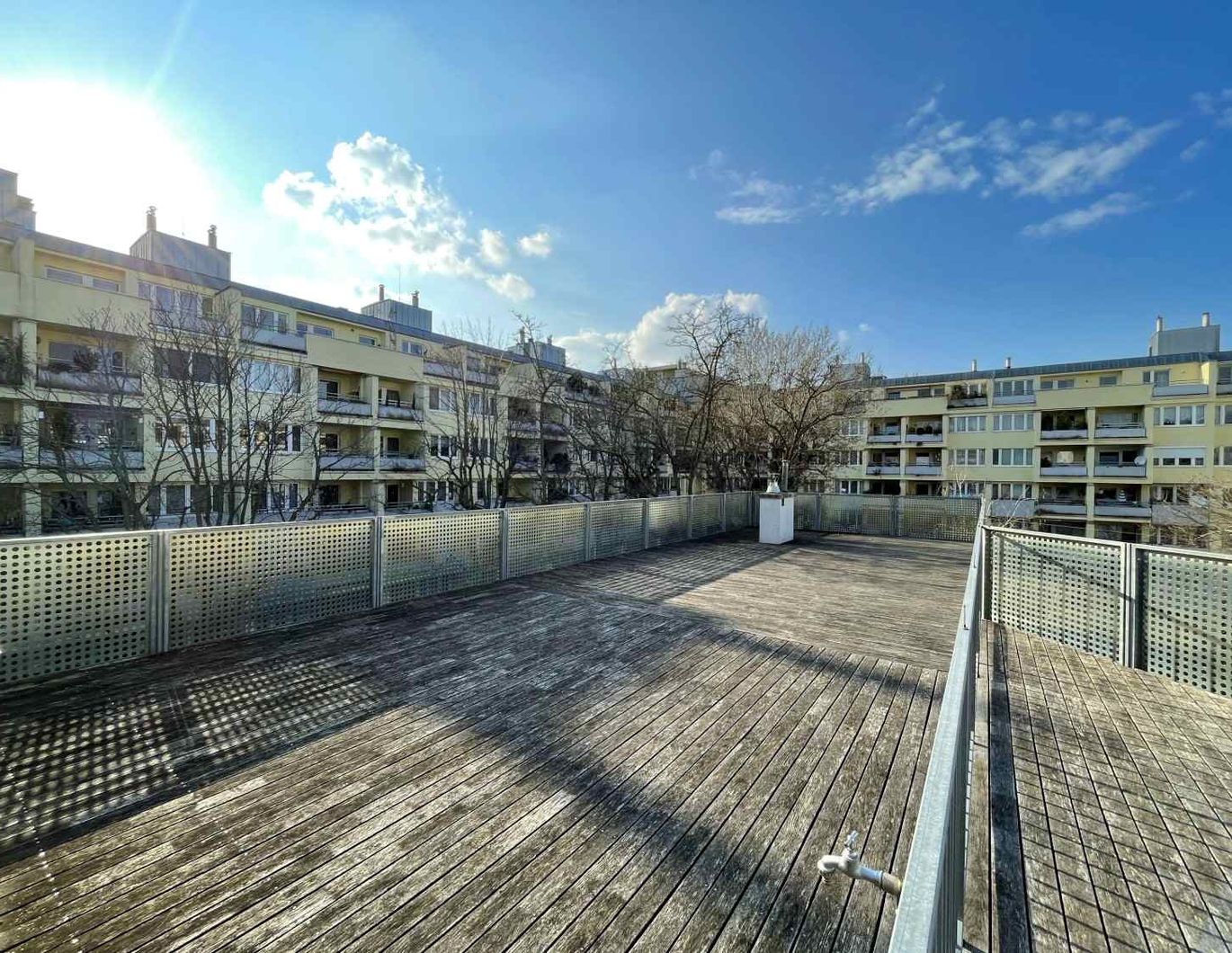 Sonnendeck-Terrasse im Innenhof, schön aufgeteilte 2-Zimmer Neubauwohnung