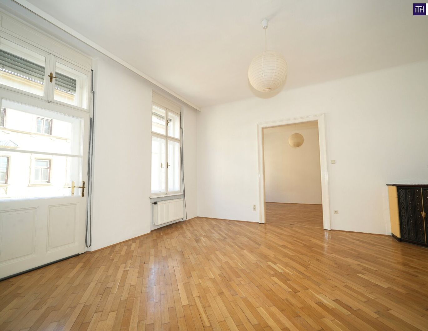IM HERZEN VON GRAZ: ALTBAU-CHARME MIT SONNENBALKON! 3 Zimmer mit elegantem Parkett + modern saniertes BAD & WC - WOHLFÜHLGARANTIE!