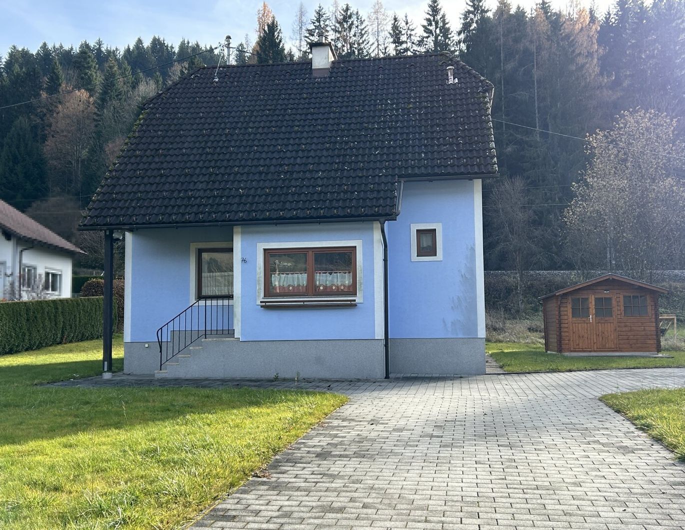 Wohnhaus mit Keller, Nebengebäude mit Garage und Caport