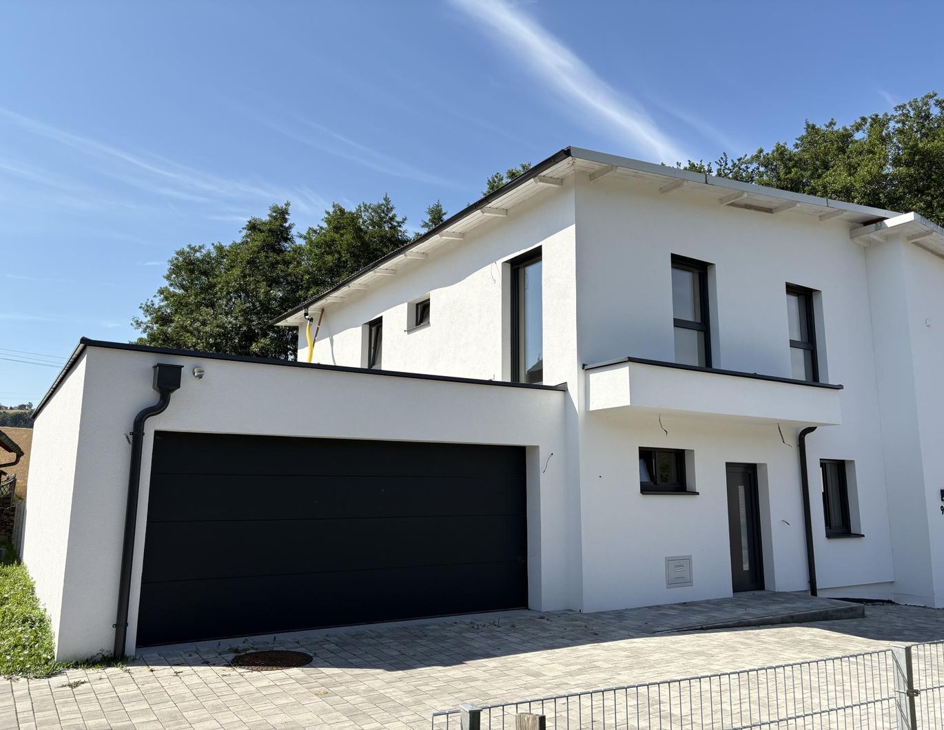 Moderne belagsfertige Doppelhaushälfte mit Garten, Doppelgarage und 4 Schlafzimmern