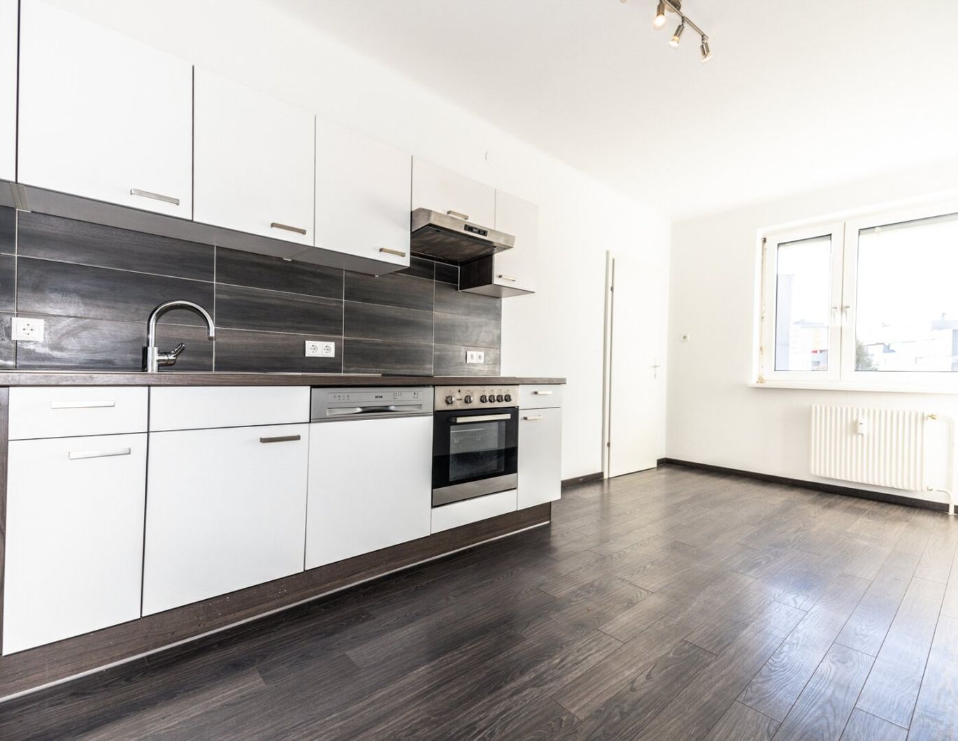 OHNE PROVISON I TOP-SANIERT I XXL-BALKON I 4 ZIMMER I LENDPLATZ I SEHR HELL I RUHIG I HAUSTIERE WILLKOMMEN I PARKPLATZ I PROJEKT WOHNEN I
