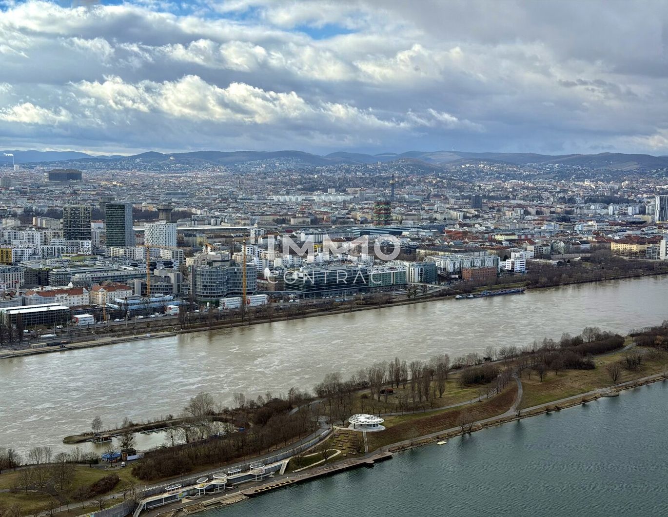 Sonnenuntergang und Stephansdom Blick: 48. Etage DC2 Tower - Erstbezug