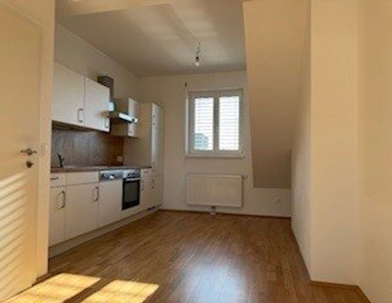 Klein aber fein: Charmante, lichtdurchflutete Dachgeschoßwohnung in zentraler Lage: geräumige 1 Zimmerwohnung, moderne Küchen- und Badausstattung, modern saniert!