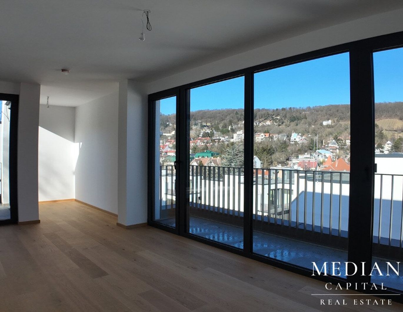 Moderne Villa mit Dachterrasse und Panoramablick