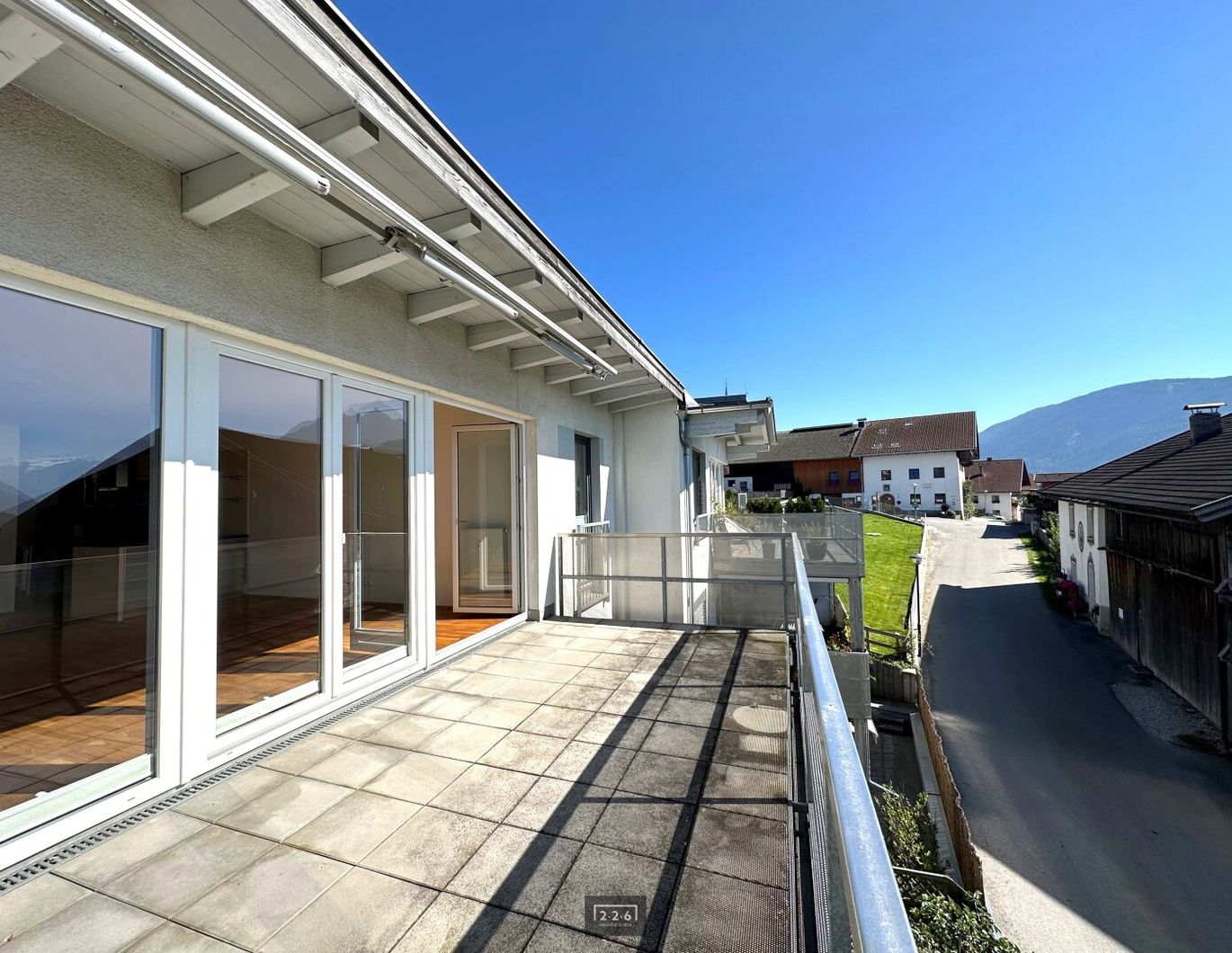 226 Immobilien | PREISREDUKTION 6 Zimmer-Dachgeschosswohnung + 3 Balkone / optional 2 TG-AP in Patsch