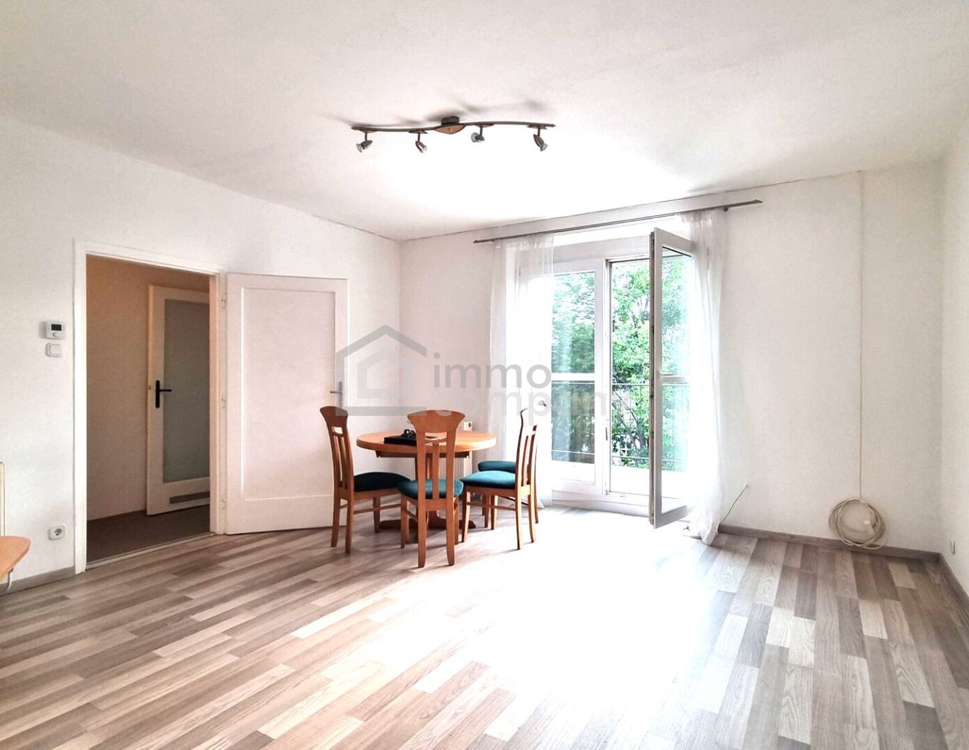 TRAUMHAFTE DACHGESCHOSSWOHNUNG mit zwei Balkonen in Baden!