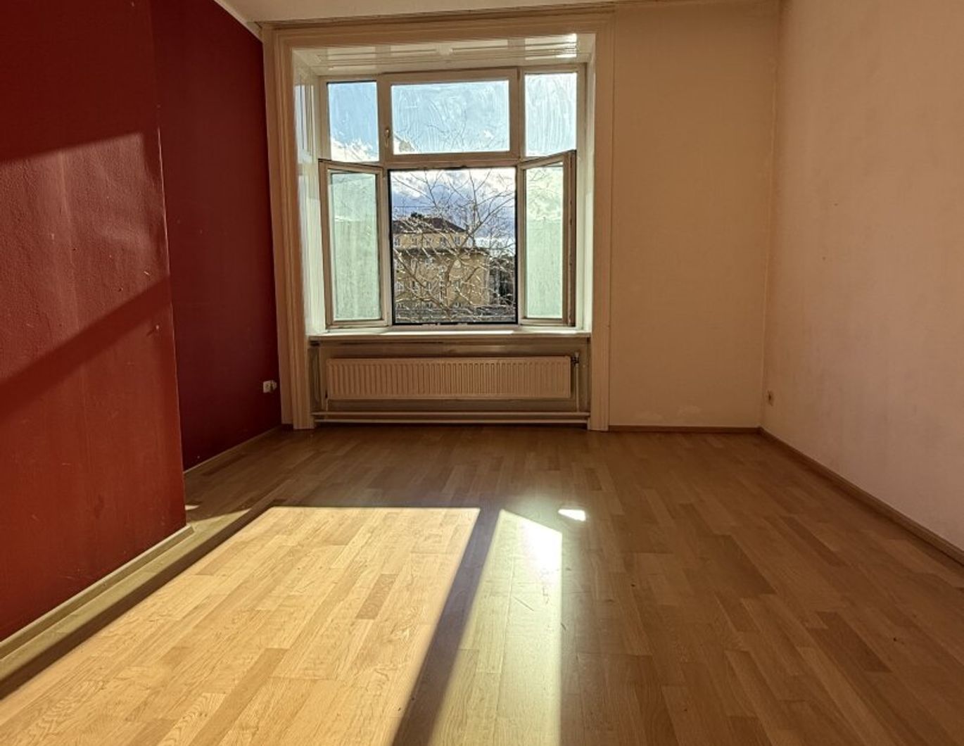 Lichtdurchflutete ALTBAUWOHNUNG 4 Zimmer mit Loggia direkt neben U4 Station - inkl. ruhigen Allgemeingarten