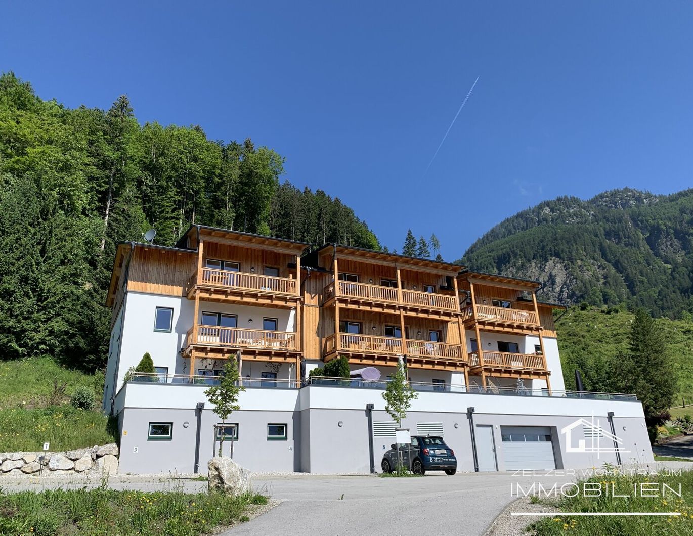 NEUBAUWOHNUNG AUF EINER KLEINEN ANHÖHE MIT AUSBLICK