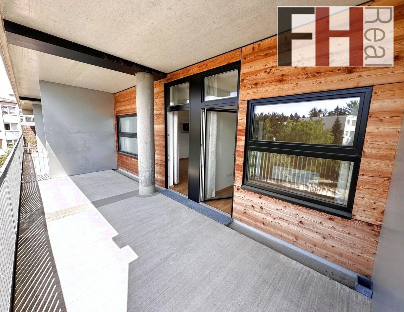 Helles, modernes Apartment mit großer Loggia und Parkplätzen