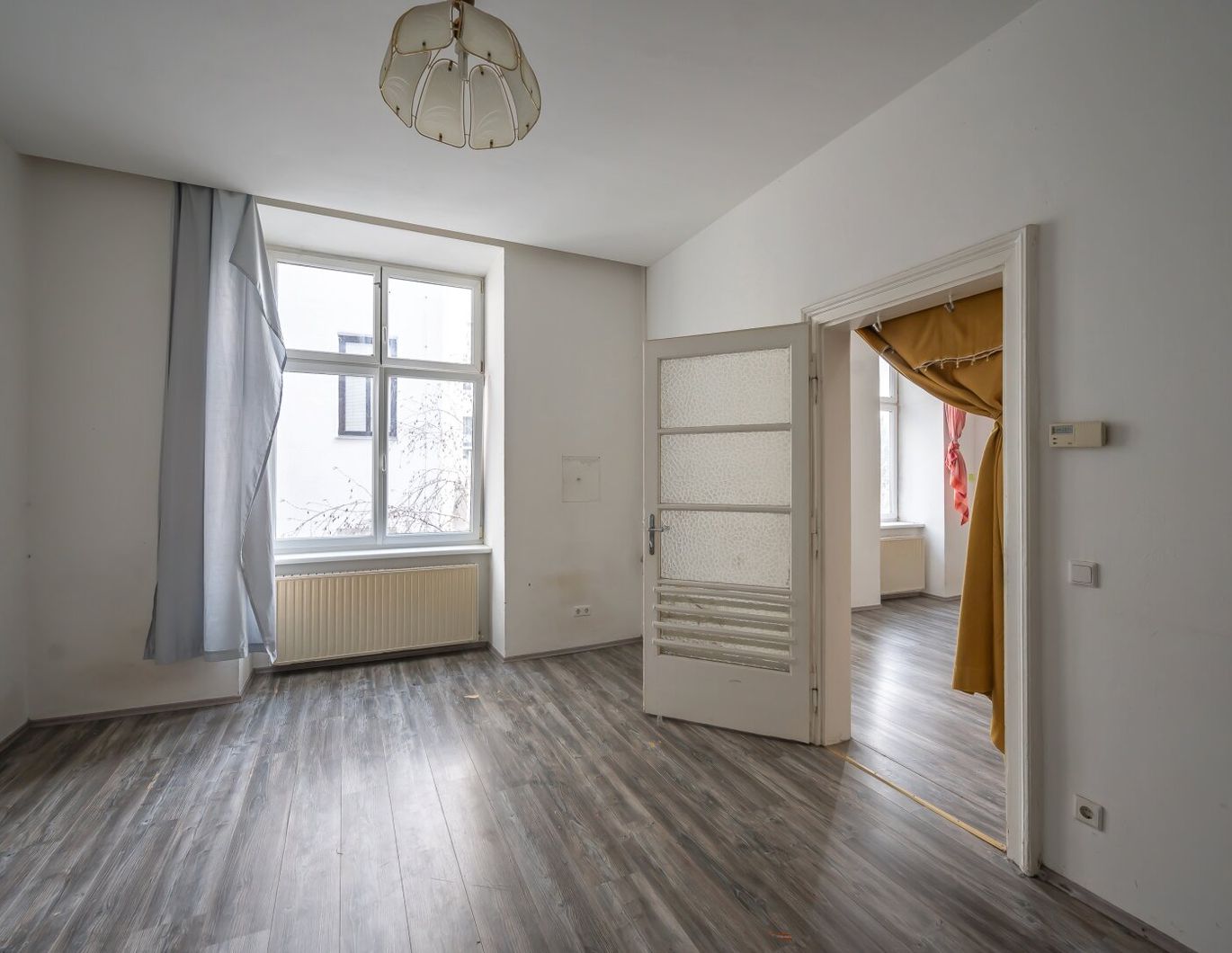 **Hannovermarkt** Renovation Opportunity: 3-Room Period Apartment with Approved Balcony - Airbnb Suitable