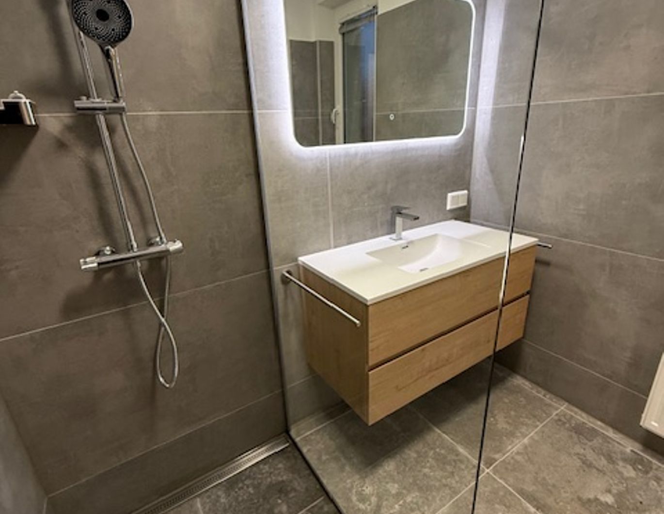 Helle, neu renovierte Zweizimmerwohnung mit großer überdachter Terrasse und Klimaanlage