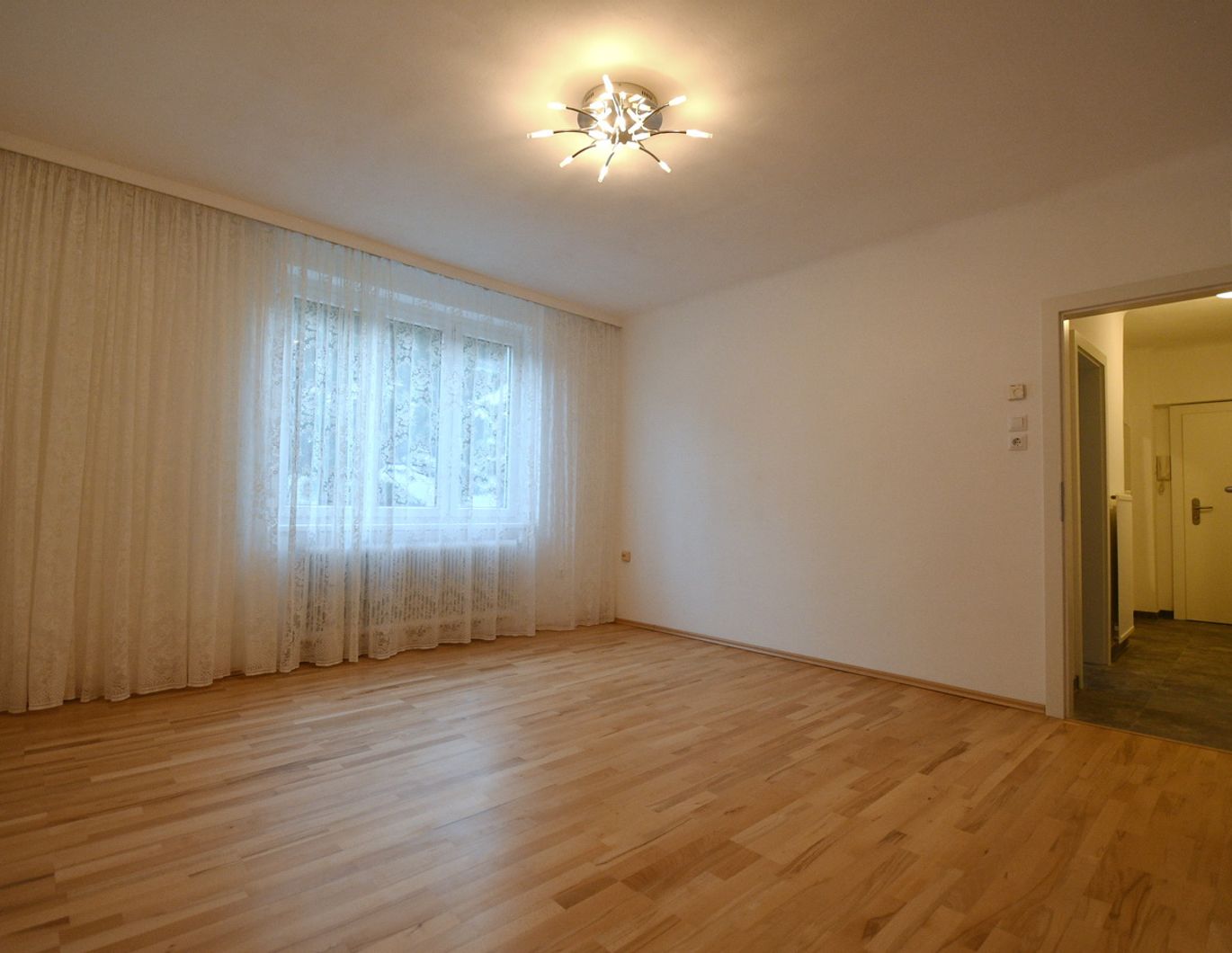 Helle Zweizimmerwohnung in ruhiger Grünlage (U1 Neulaa Nähe), ab 1.3.2026