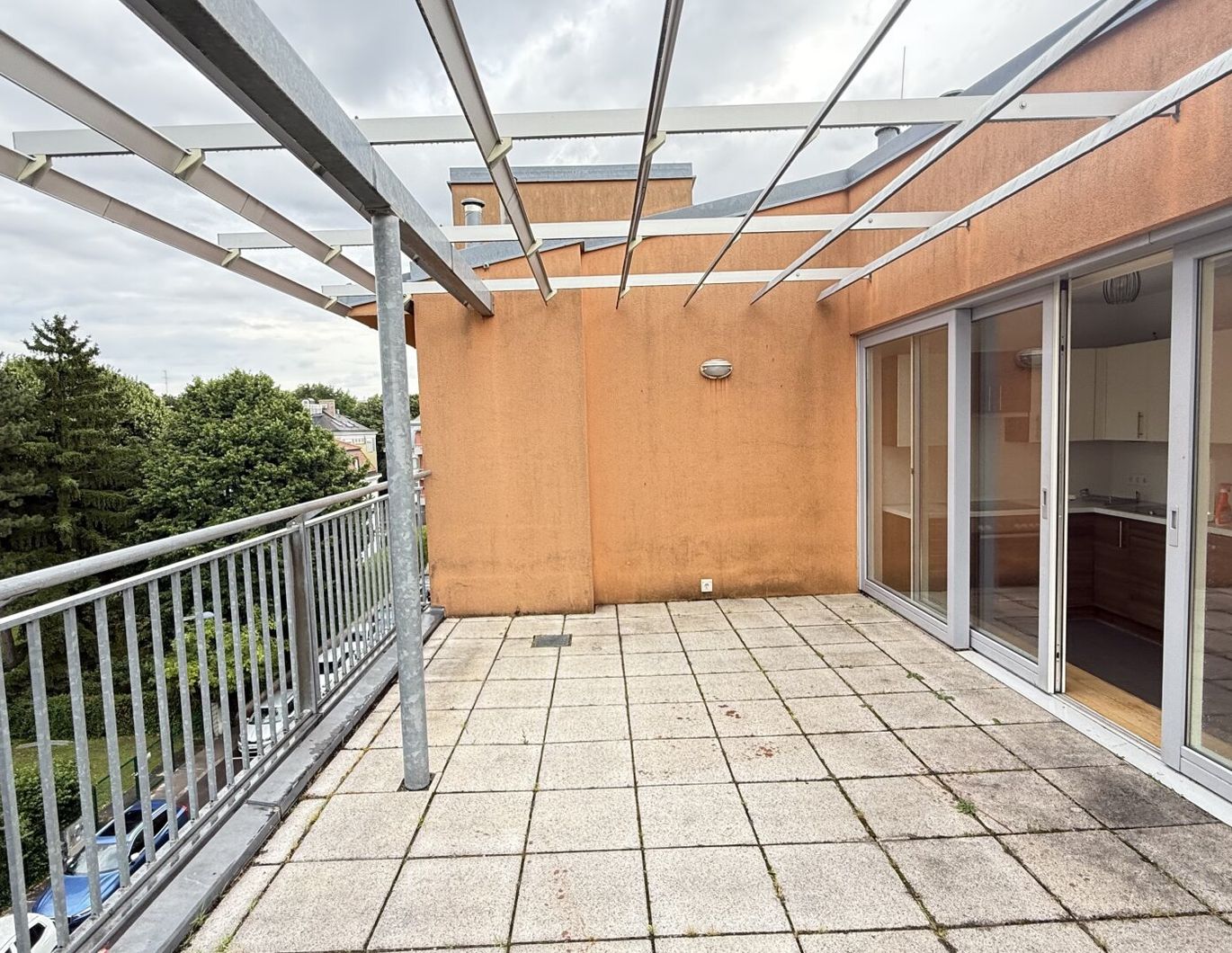Freifläche auf zwei Terrassen mit Schönbrunnblick und Blick auf Steinhofkirche: neu sanierte und klimatisierte 2-Zimmer-Wohnung!