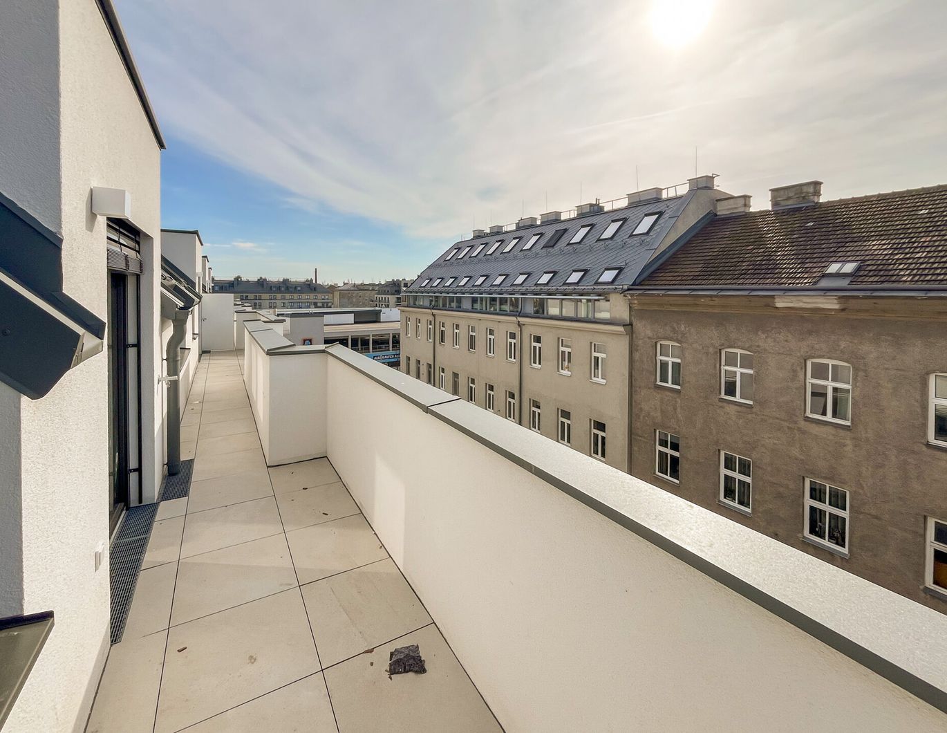 Sonnige 3-Zimmer-Dachgeschoßwohnung mit durchgehender Terrasse - Erstbezug in Niedrigenergiehaus - in 1110 Wien zu mieten