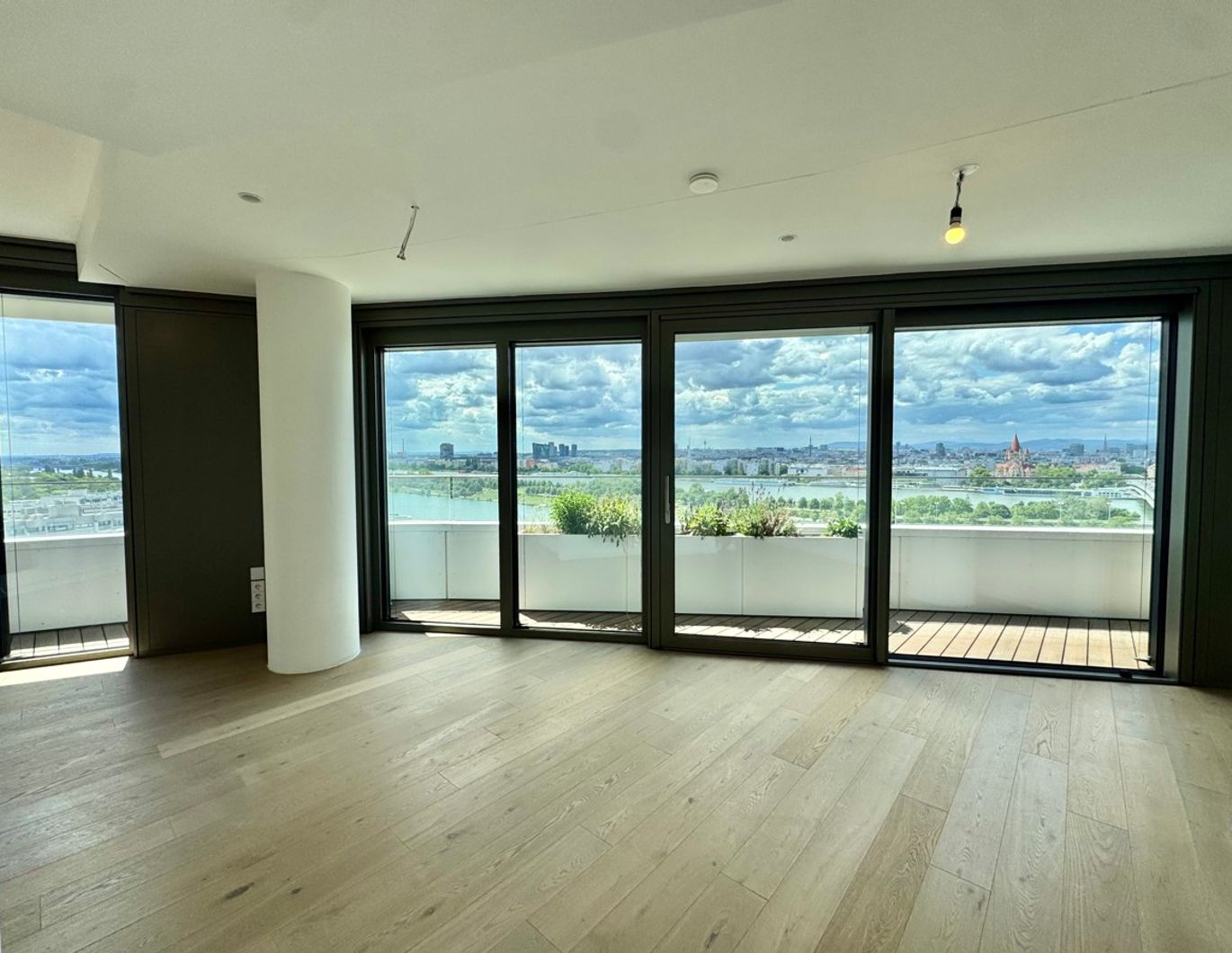 Doorman, Gym, Pool, div. Lounges UND den schönsten Ausblick auf Stephansdom, Prater & Neue Donau