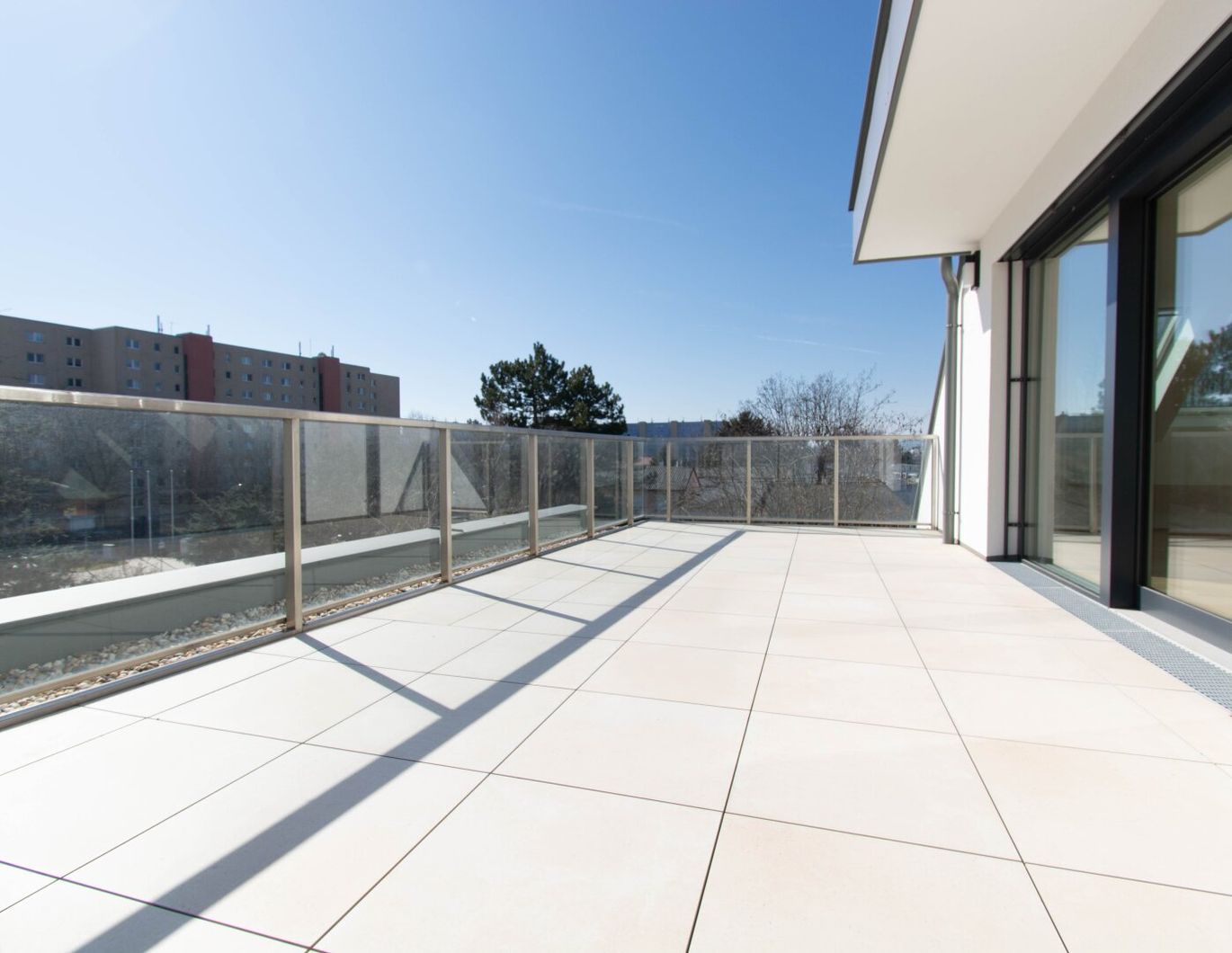 Lichtdurchflutete Erstbezugswohnung im Dachgeschoss mit großer Terrasse und Loggia