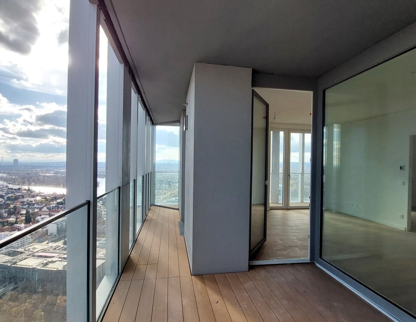 Erstbezug - 3-Zi.-Wohnung mit Rooftop Pool & Sauna