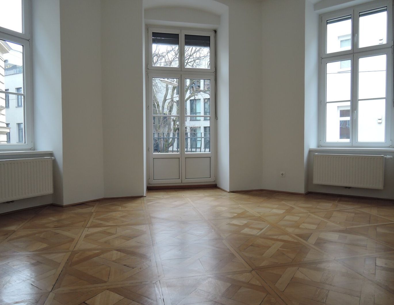 Helle City-Wohnung mit Balkon - hohe Decken, erstklassige Ausstattung