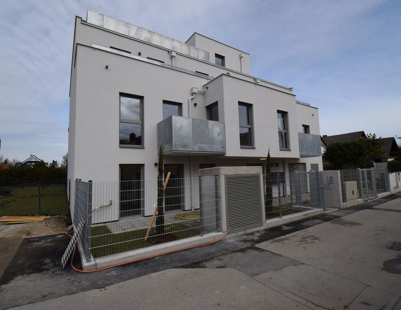 Erstbezug: Moderne 2-Zimmer Wohnung mit Balkon, Deckenkühlung & Top-Ausstattung in Essling