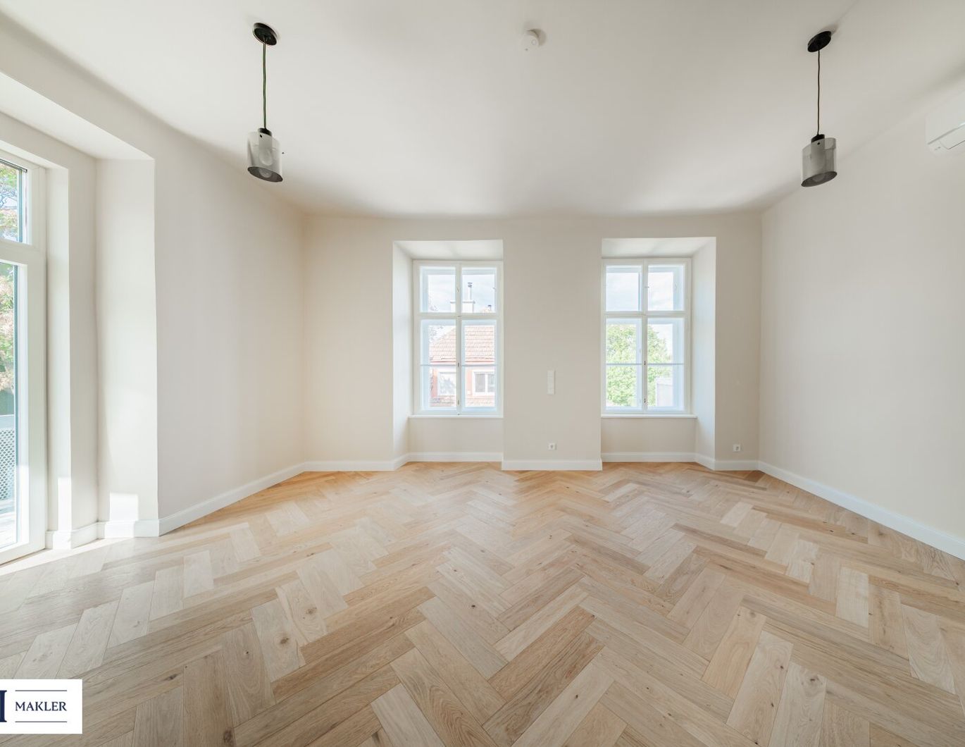 Wohnen beim Schloss Belvedere: Klimatisierter Erstbezug im Stilaltbau mit 2 Balkonen!