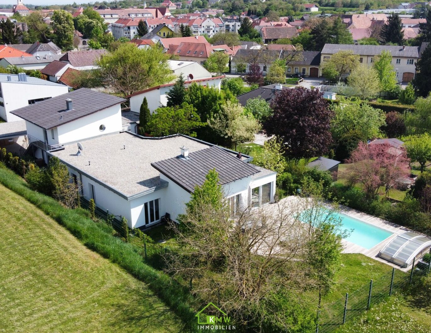 Exklusive Immobilie im italienischen Stil: Traumhafter Bungalow mit Pool in ruhiger Sackgassenlage
