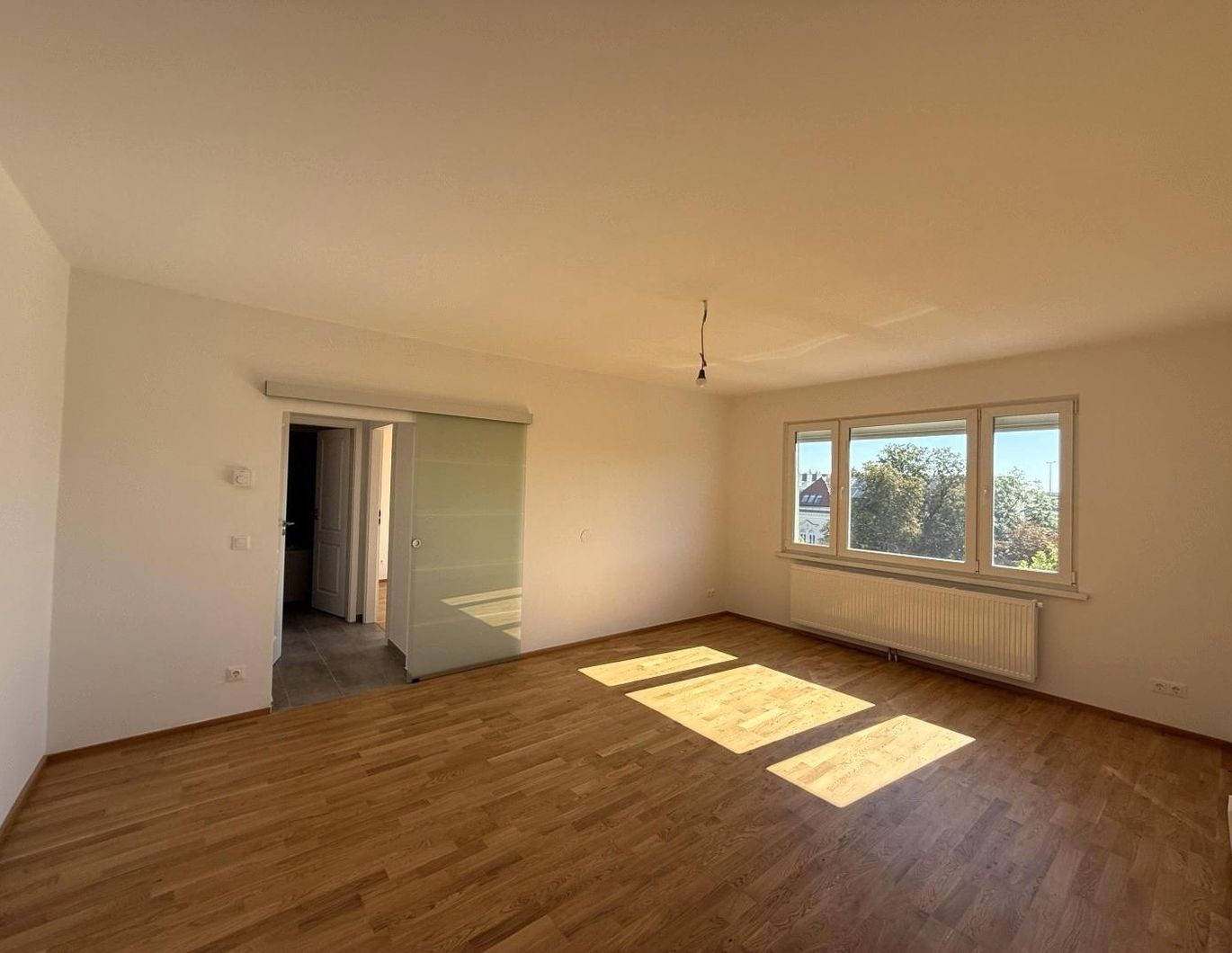 3-Zimmerwohnung befristet auf 10 Jahren im Erstbezug nach Generalsanierung // 3-room apt, lim. for 10 y rent, first occup. after complete renov. //