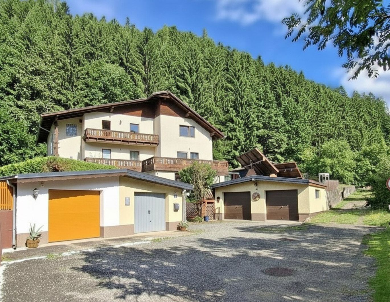 Großzügiges Wohnhaus mit Garagen für drei PKW, Sackgasse, Waldrandlage