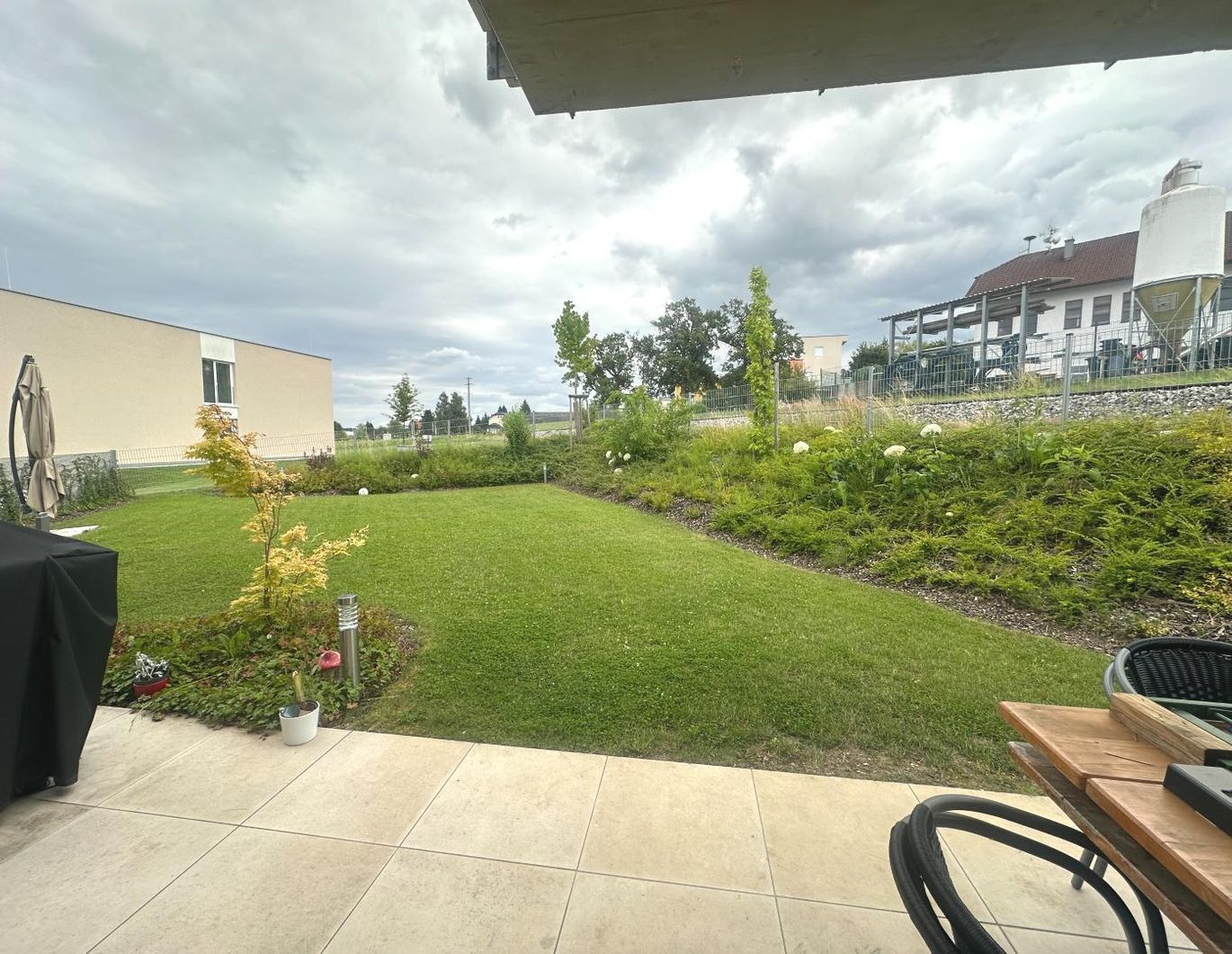 Vermietete Anlegerwohnung mit Garten - moderne Wohnqualität in ruhiger Lage