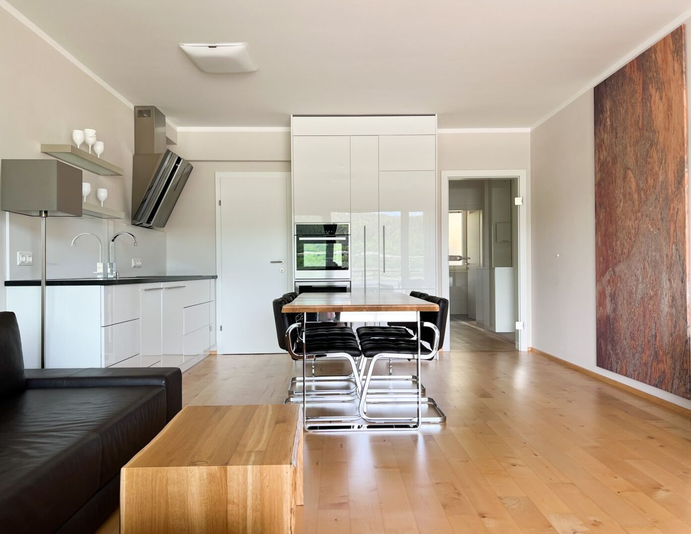 LUXURIÖSE SEEWOHNUNG MIT BADESTRAND UND SEEBLICK