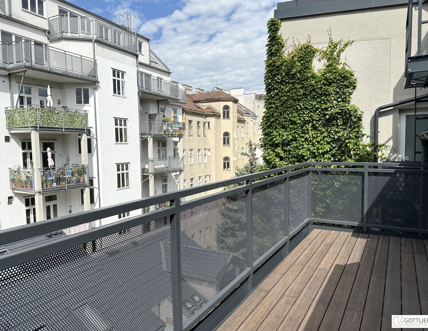 Grünruhelage nahe Belvedere! Luxuriöse 3-Zimmer-Erstbezug-Dachgeschoss-Wohnung mit zwei Balkonen in historischem Gebäude
