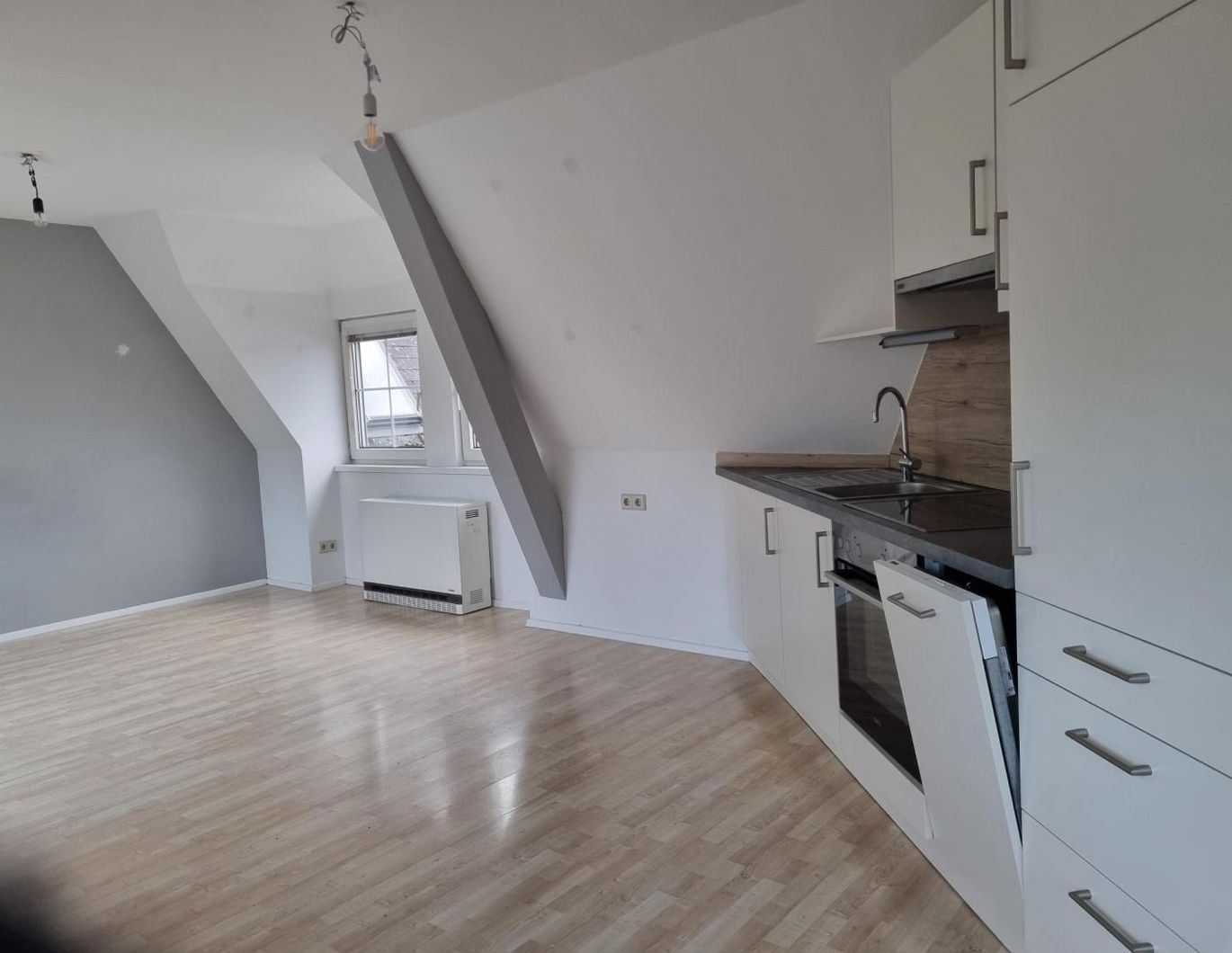 HELLE DACHGESCHOSSWOHNUNG MIT GARTENMITBENÜTZUNG