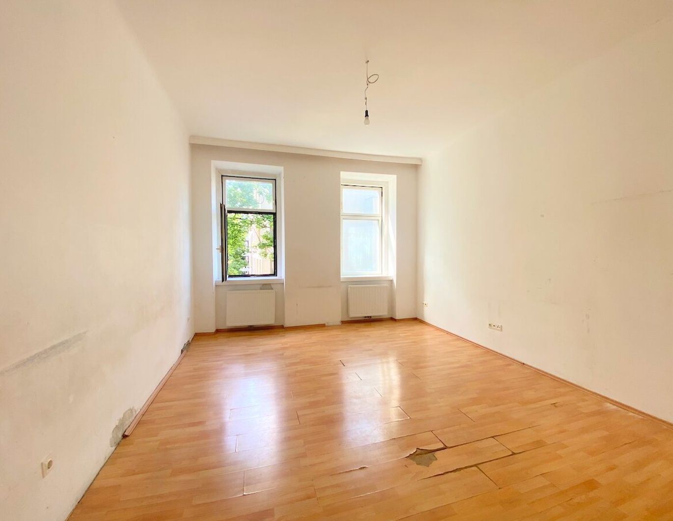 SONNIG und RUHIG! ALTBAU-WOHNUNG zu SANIEREN