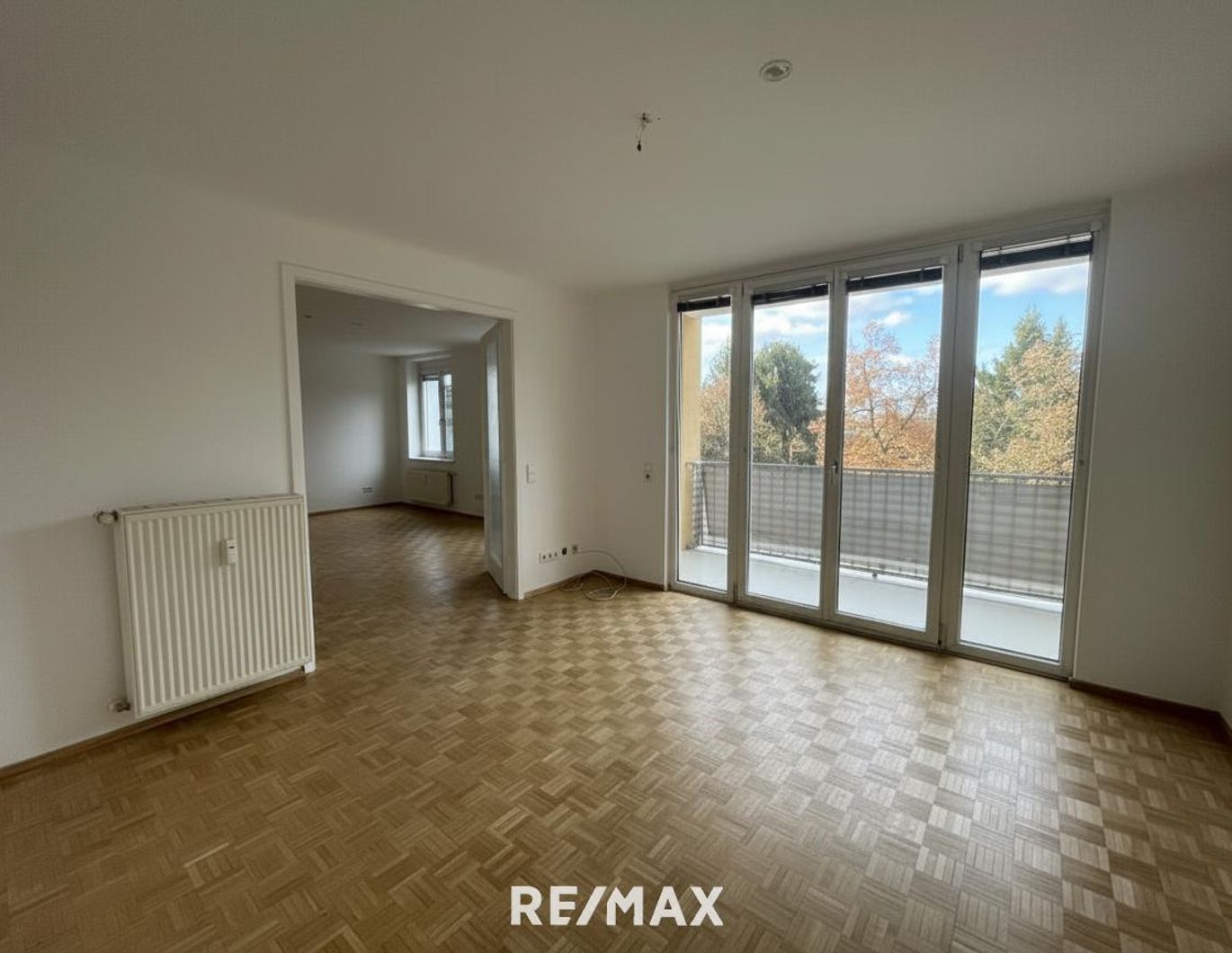 Zur Miete: Renovierte 4,5 Zimmerwohnung mit Balkon in zentraler Lage