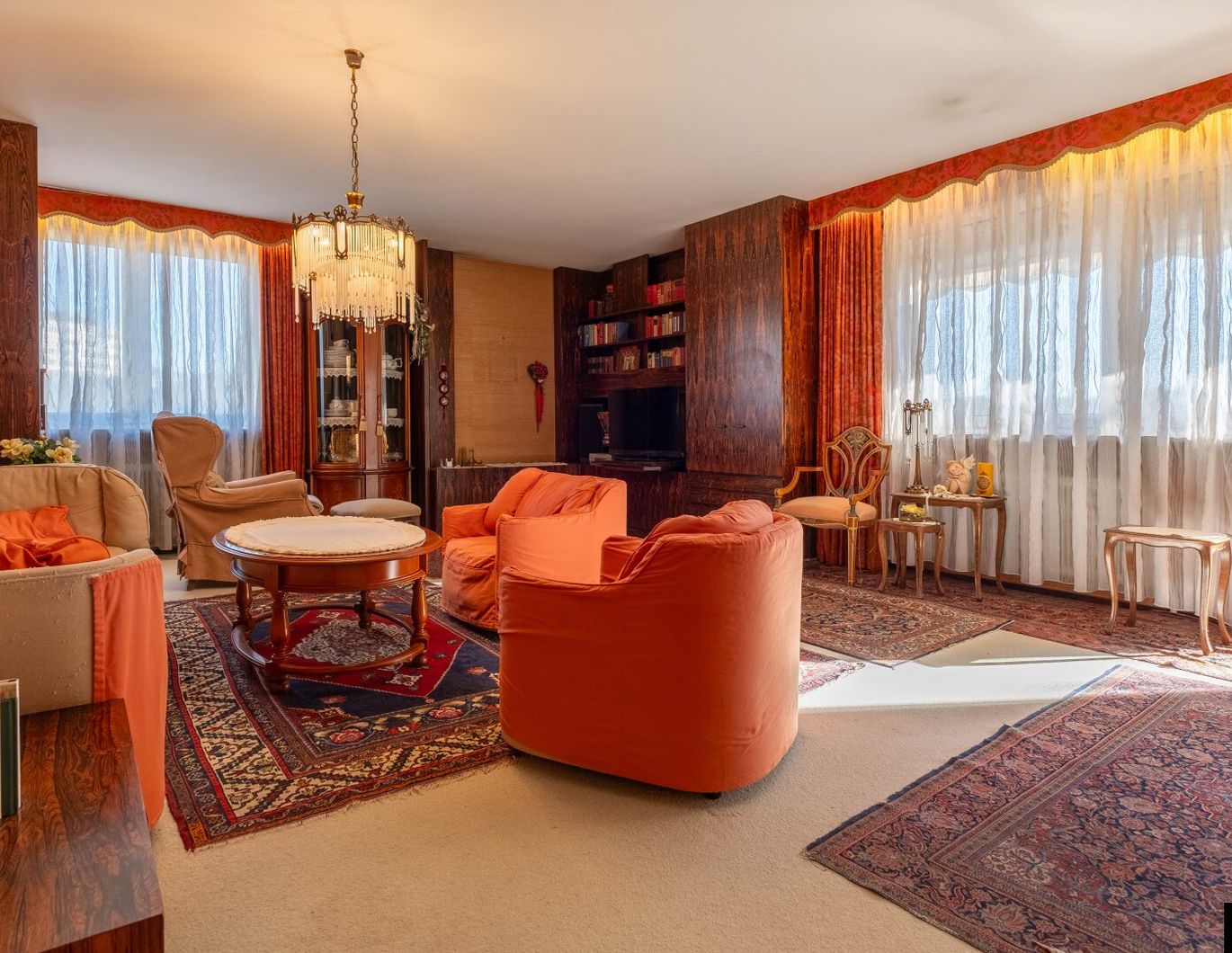 LINZ: Geräumige 6 Zimmer Wohnung mit Balkon und Stellplätzen in Bestlage