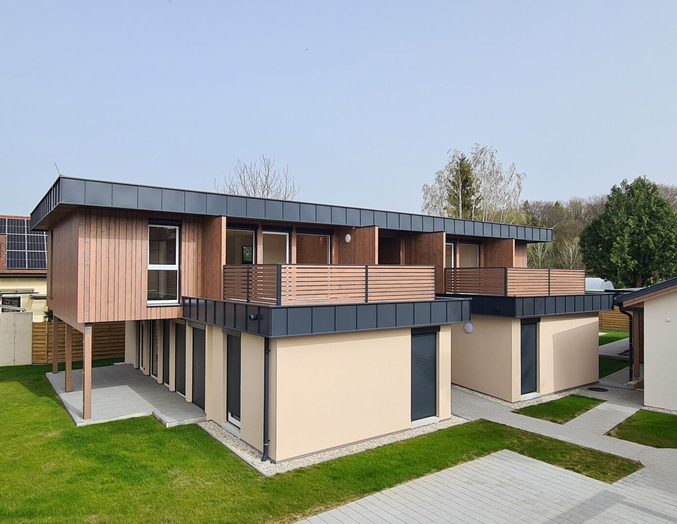 Neu errichtete Wohnanlage - 9 Wohnungen - 7 Gärten - 2 Dachterrassen - 1 Pool - Carportanlage.