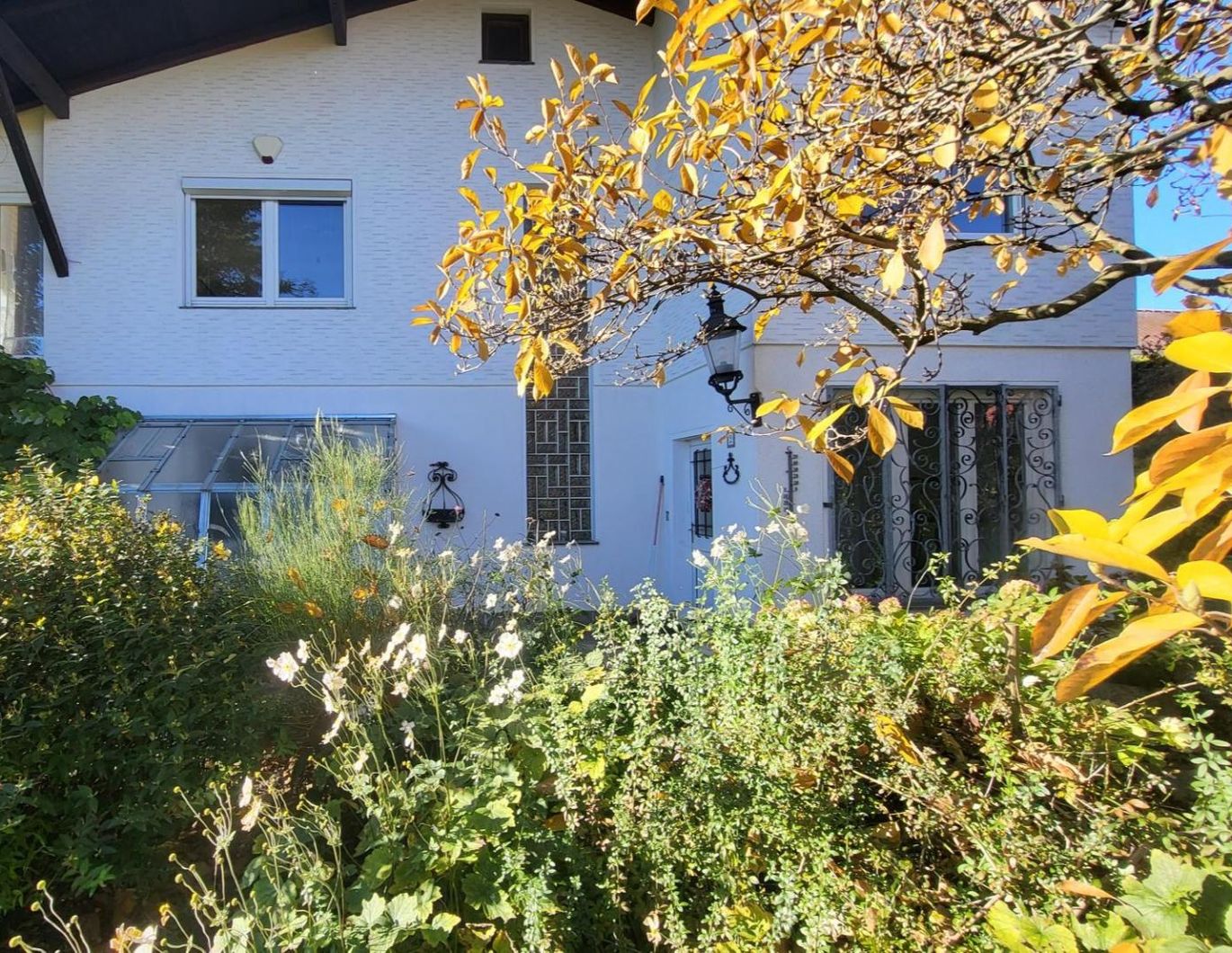 MASSIVHAUS MIT IDYLLISCHEM GARTEN IN SCHÖNER HÖHEN-AUSSICHTSLAGE