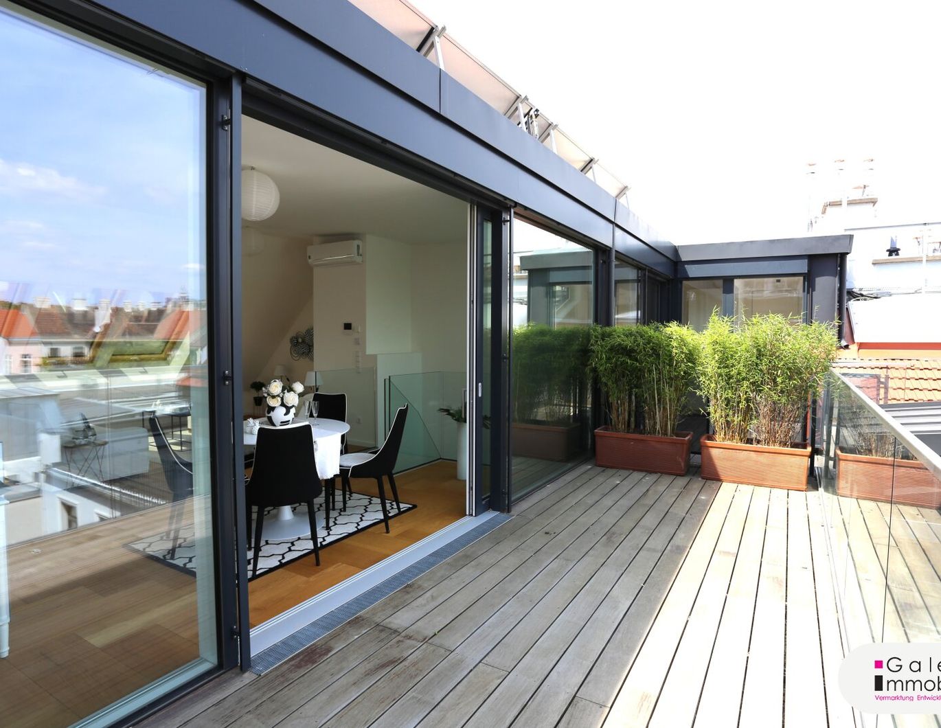 Sonnige und helle DG-Wohnung mit großer Terrasse - zentral begehbar - Nähe U4/Naschmarkt