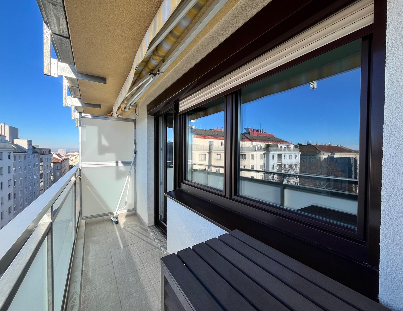 Erstbezug: Schöne 4 Zimmer mit Loggia, Klimaanlage, Garagenplatz und Aussicht