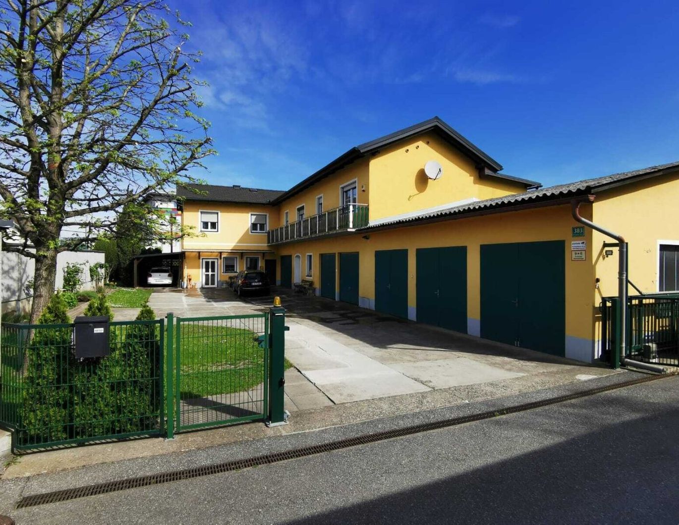 WOHNHAUS mit großzügigen GARAGEN- und LAGERFLÄCHEN zu verkaufen