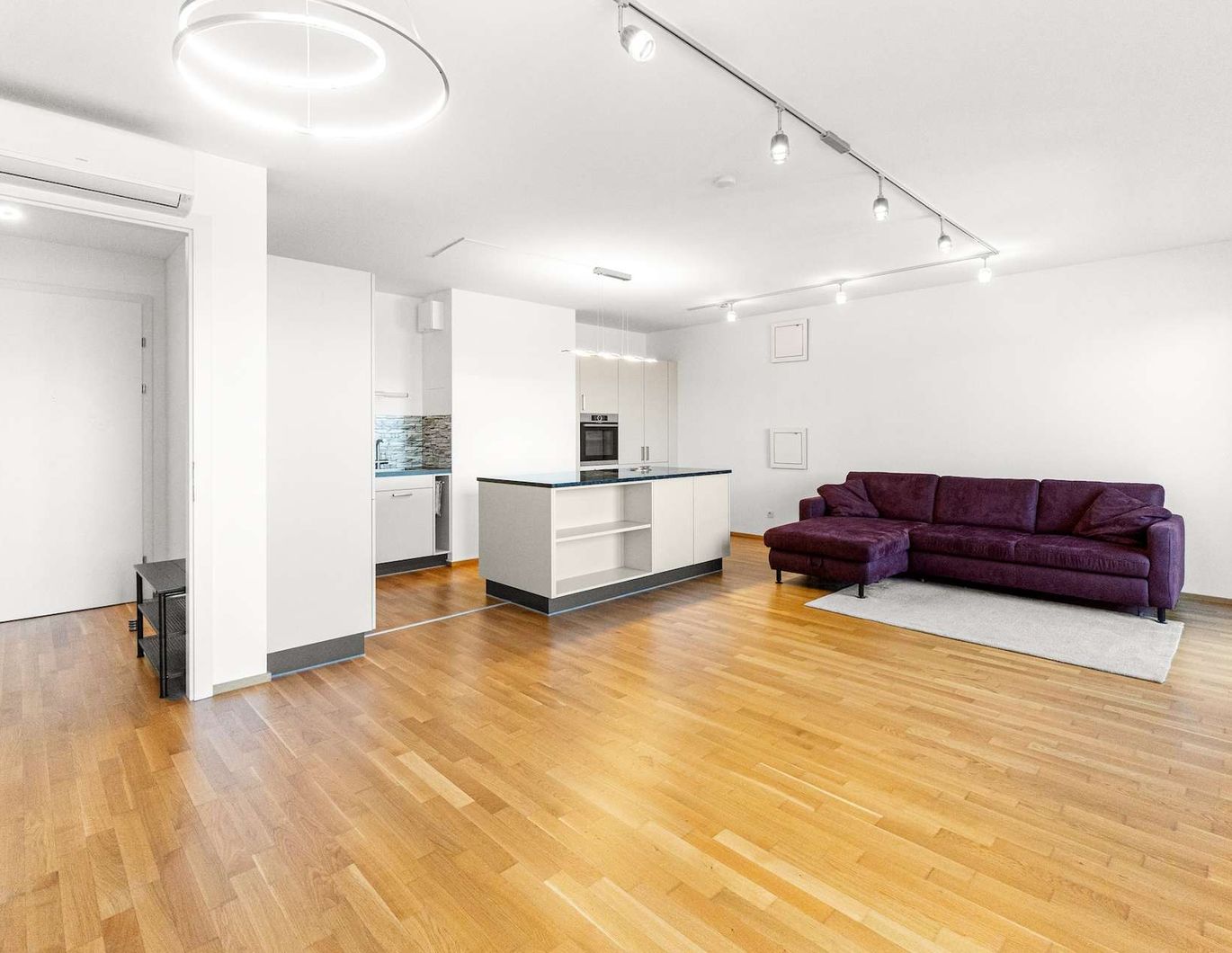 Hochwertige Dachgeschosswohnung mit Donaublick, großer Wohnküche, Klimaanlagen & 4 Zimmern