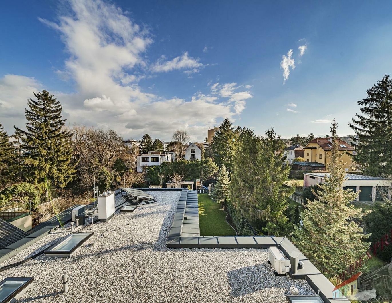 Exklusiv und perfekt aufgeteilte Dachgeschoßwohnung 92 m², 2 Zimmer + 16 m² südostseitige Terrasse in zentraler Lage, Speisinger Straße, klimatisiert