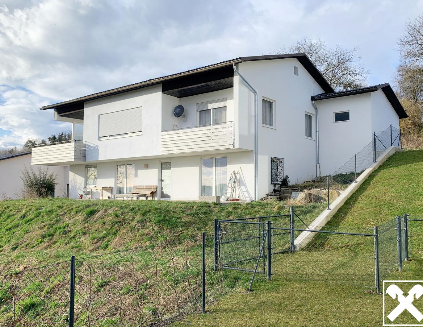 Ein-/Zweifamilienhaus mit Wellnessbereich in ruhiger Aussichtslage am Weinberg