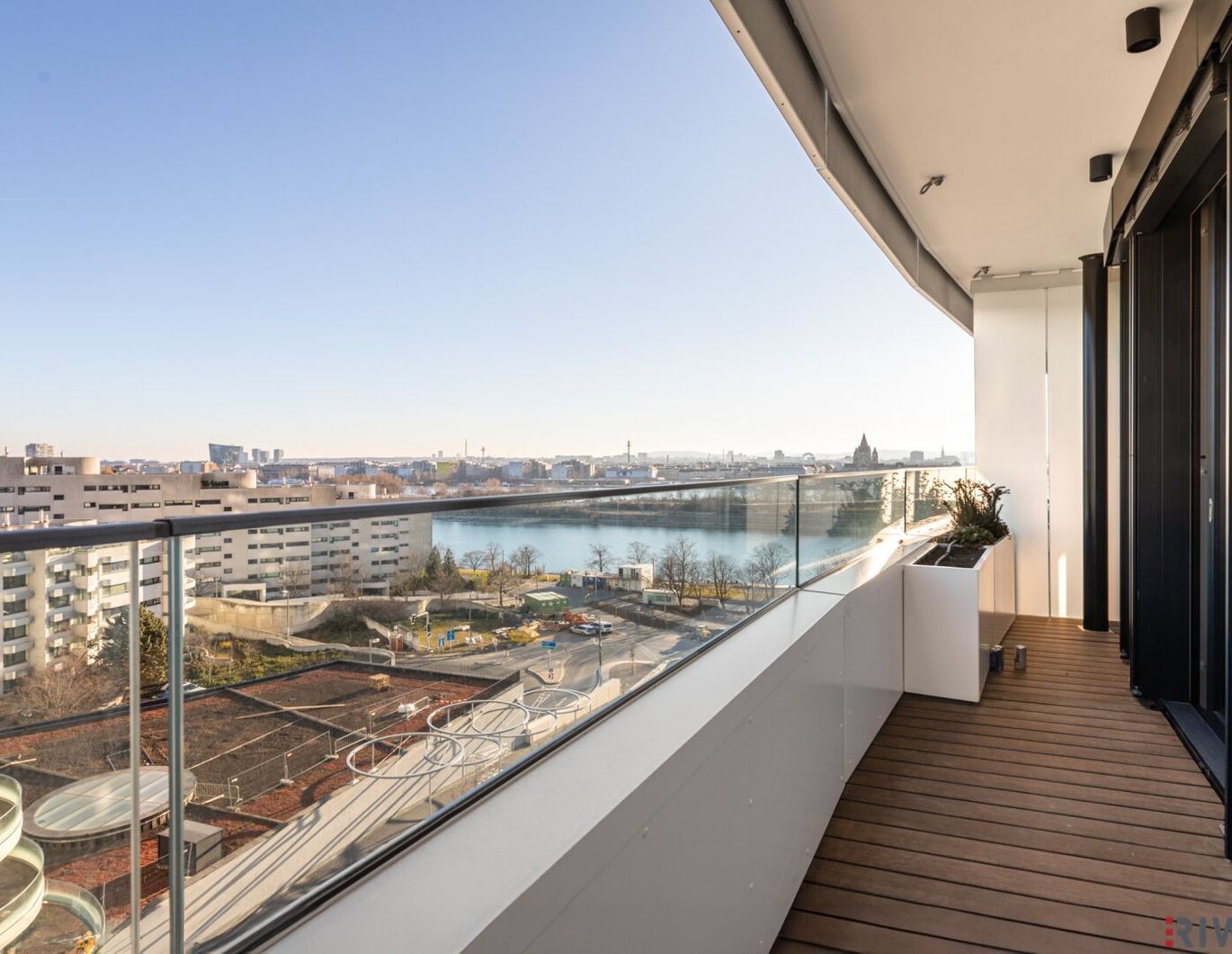 DANUBE FLATS II SEITLICHER BLICK RICHTUNG DONAU & INNERE STADT II ca. 13m² BALKON II 7. STOCK II ERSTBEZUG II GARAGENPLATZ OPTIONAL II IDEAL ALS INVESTMENT