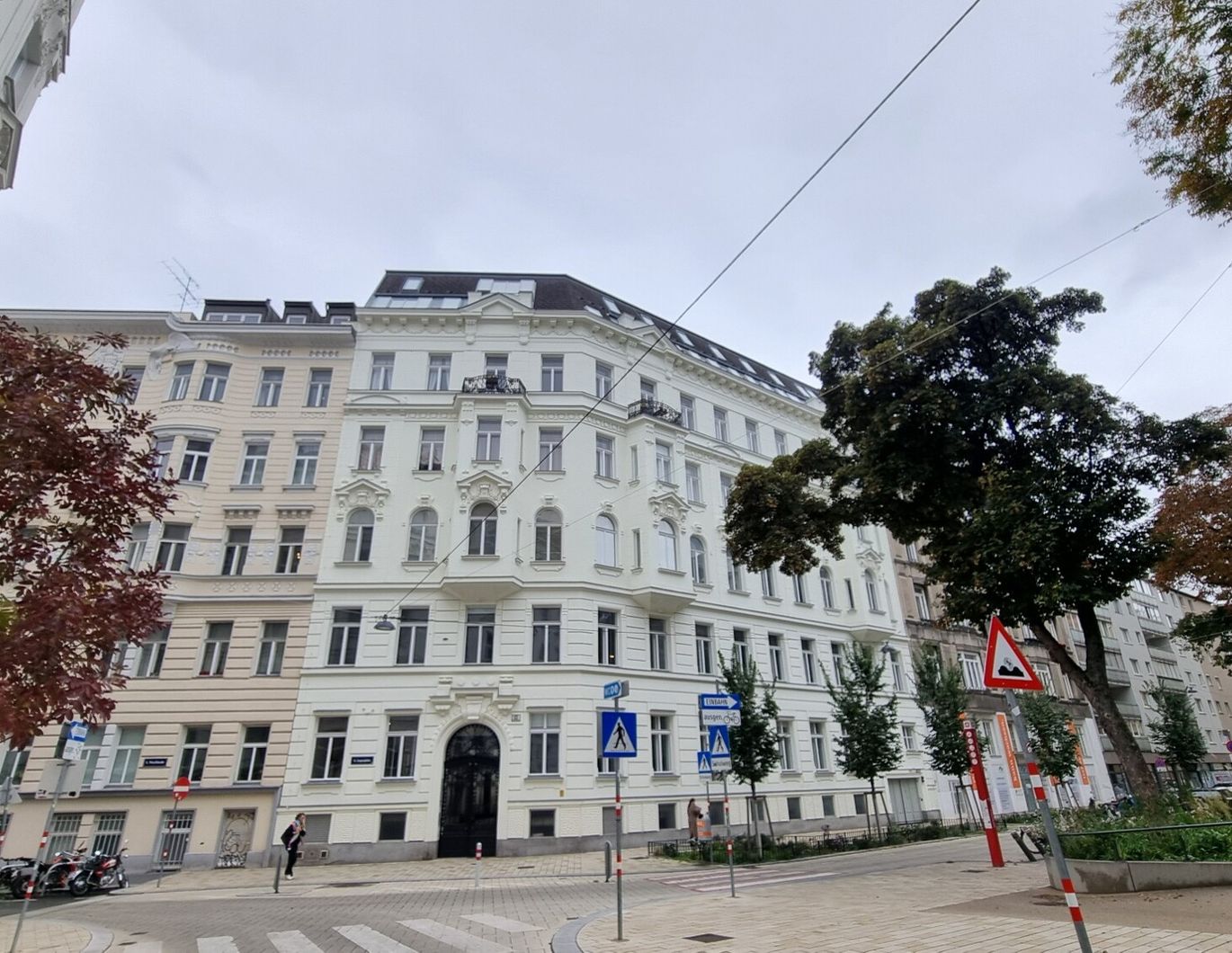 klassischer Altbau mit Balkon - Blick in den Park